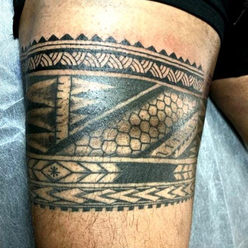 freehand polynesian thigh band tattoo